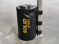 Poche de poids avec velcro autour du montant d'une tente de fête