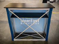 Le stand pop-up est prévu de 2 étagères noires: pratique!