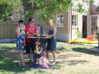 Housse de table noire imprimée avec des flammes, pour une ambiance sympathique. Dessus noir. Ici avec housse de plateau