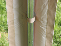 Les rabats des poteaux sont prévus des bandes velcro pour fixer les parois latérales