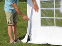 Les rabats sur les tubes garantissent l'imperméabilité de cette tonnelle