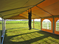 Châssis très solides de Ø50mm (ici avec bâche de toit fin de série avec bord ondulé)