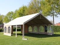 Les parois de 2 mètres aux fenêtres cintrées sont détachables séparément