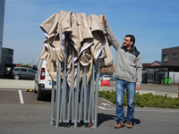 Une tente pliante de 4x8 m repliée a une hauteur de 2,10 m